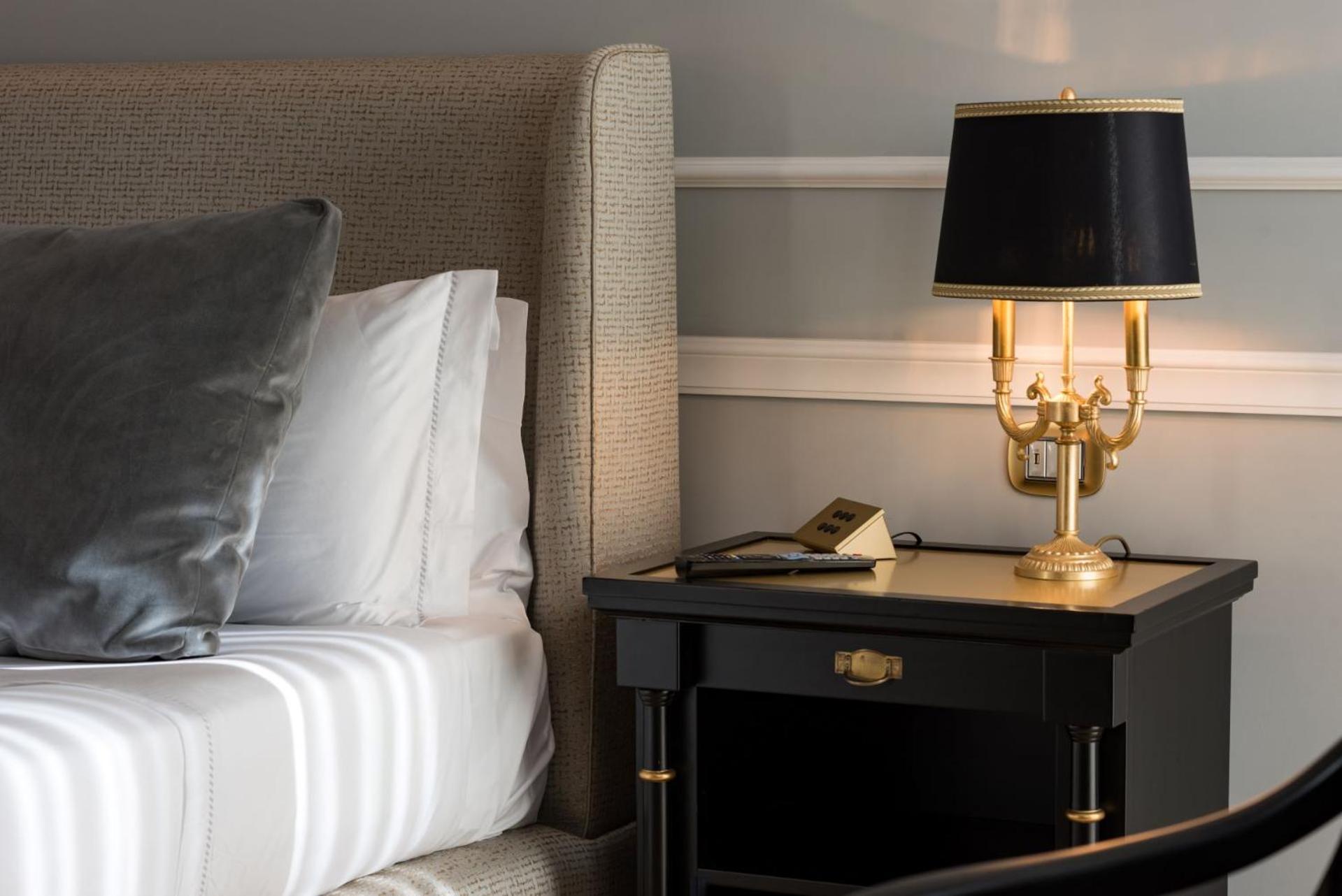 Grand Hotel Et Des Palmes Палермо Екстер'єр фото A lamp on a nightstand